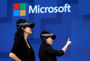Os headsets HoloLens da Microsoft, demonstrados acima em 2017, equiparão os soldados com visão noturna, visão térmica e comunicação de áudio.Crédito...Elaine Thompson / Associated Press