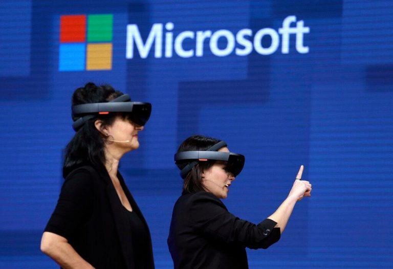 Os headsets HoloLens da Microsoft, demonstrados acima em 2017, equiparão os soldados com visão noturna, visão térmica e comunicação de áudio.Crédito...Elaine Thompson / Associated Press