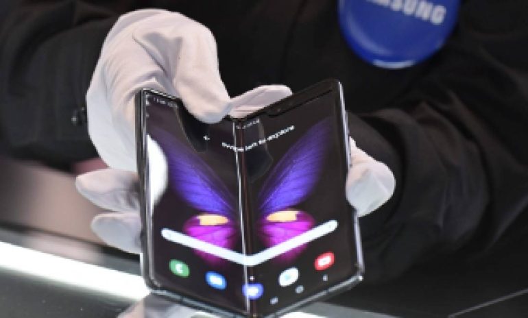 avatar_5d7ba028dc5a7_x84433906_The-Galaxy-Fold-5G-phone-is-presented-at-the-booth-of-Samsung-during-the-international.jpg.pagespeed.ic_.NnfZQOhOoO